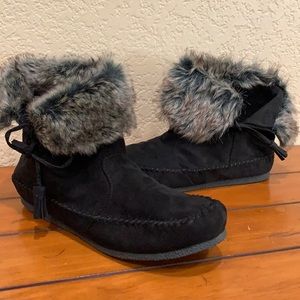 Cute Faux Fur and Black Suede Moccasin Boots Madden Girl. Black. 7.5.